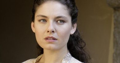 Alexa Davalos Plastic Surgery and Body Measurements